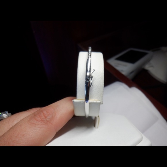 14k white gold diamond bangle bracelet - Picture 4 of 6